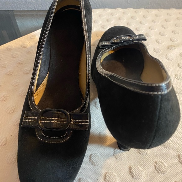 NATURALIZER Black Suede Kitten Heel Pump with Bow Detail and Contrast Theading - Picture 8 of 16